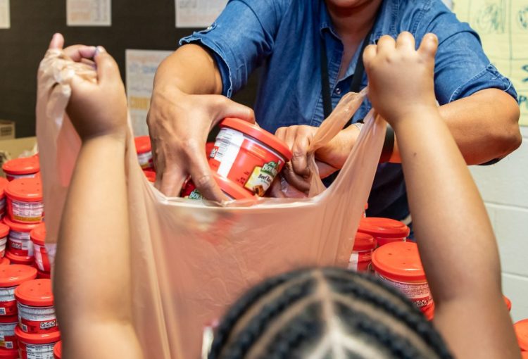 Feeding Kids at Chicago Housing Authority Homes