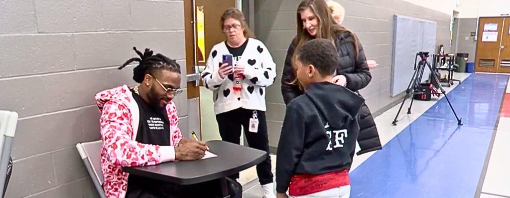 Former NFL player Jaylon Smith partners with Blessings in a Backpack at Fairfield Elementary School